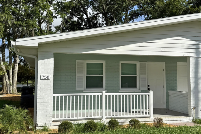 750 Front - 750 Bethune - Walk to Campus from fully renovated beauty!