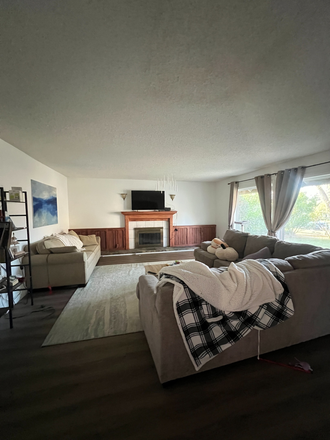 shared living room - 2 large bedrooms available in 5 bd 2ba house ($850 or $1000)