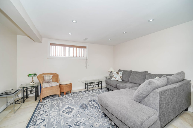 Living - 2 Bedroom Fully Furnished / Utilities Included House