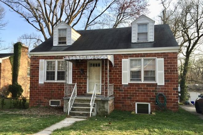 Street view - 5 bedroom/2 bathroom cute house in College Park