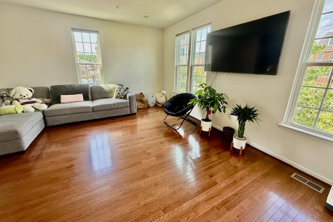 living room - Spacious 4BR/4.5BA Townhouse – Fully Furnished – 8 Min Drive to UMD