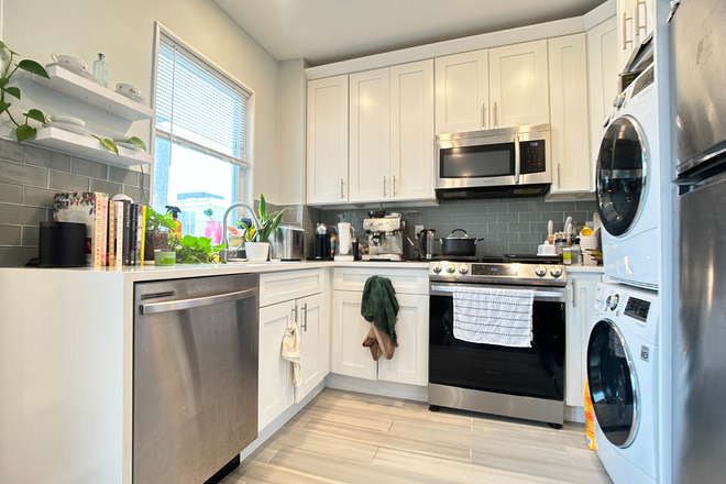 Call NOW for showings! 617-236-8600 - COTTAGE ST - *NO FEE* LRG 2BR/1BA IN JEFFRIES POINT AVAIL *9/1/2025* W/ IN UNIT LNDRY, REAR DECK, DW