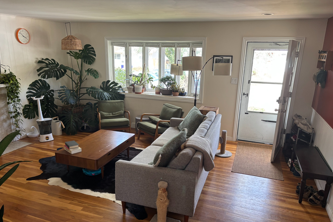 living room - Seeking roommate; martin acres