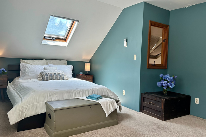 Bedroom for rent $1200 ALL INCL, FREE LAUNDRY - Beautiful Room, Gorgeous House, TWO FULL BATHS. FREE LAUNDRY, INCL ALL UTILITIES, 20 min to U.MASS