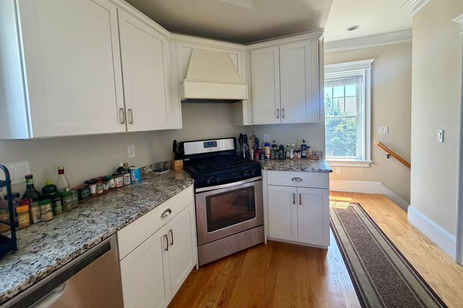 kitchen dishwasher stove - 1 Master Suite Available in a Beautiful 4BR/3BA Apartment Starting September 1 - Davis Square