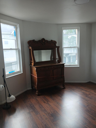 Second floor bedroom - Remodeled and spacious 5 bedroom and 2 full bath house for rent in Shadyside.