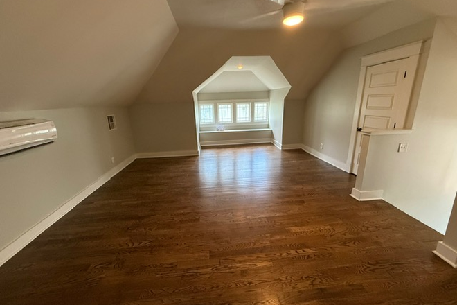 3rd Floor Bedroom - 122 North Evergreen House