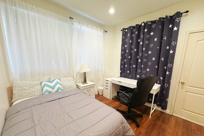 private bedroom1 - Private bedroom/Shared bathroom/Female roommates /Walk to UCI/Amazing HOST