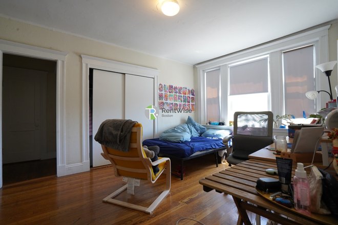 1 - SEPT 2026-Fenway Studio w/ H/HW inc. Elevator & NO FEE