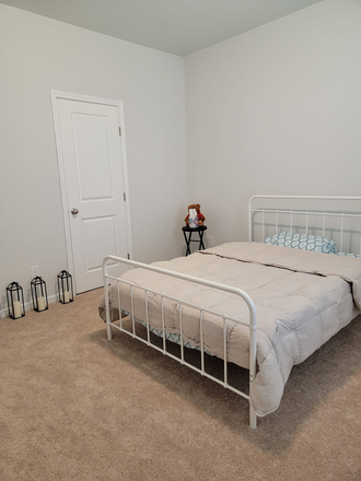 Room 2 - 1 Private room with private bathroom at 15 minutes from Gainesville campus House