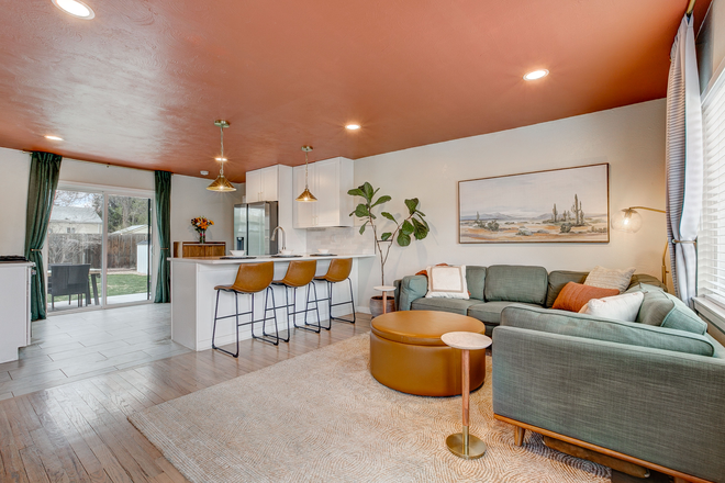 Living room - Cozy house with large backyard, less than 10 minutes to campus