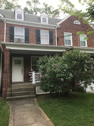Outside Street View - Townhouse Close to Campus (4 Bedrooms)