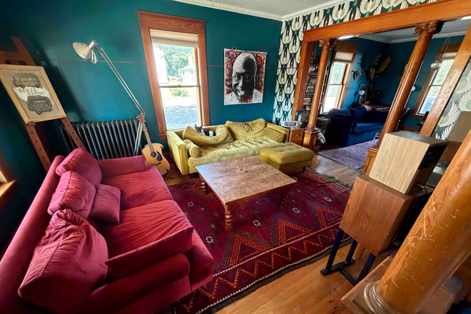 movie parlor - Private Room in 3 person living collective House