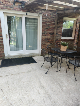 Entrance and patio - Basement apartment close to campus