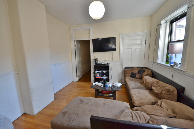 living room - Spacious 4 Bed 1 BA on Haviland St Avail 9/1/26 Apartments