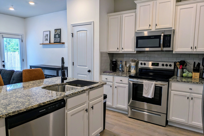Shared fully equipped kitchen - Furnished Student Housing - 1 Bedroom/1 Bathroom in Shared Townhome - 10 to 15 Mins from Campus