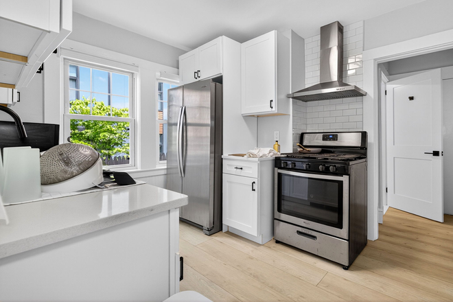 . - **NO BROKERS FEE!!** Renovated 3 Bed / 2 Bath w/ LAUNDRY IN UNIT! Available 6/1/26!! Apartments