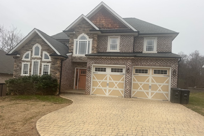 Building - Creekview Court Residence: Rooms for Rent House