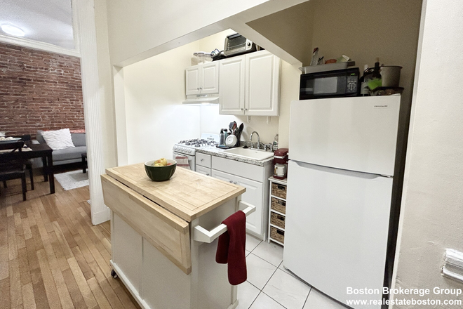 . - 1 BD/1 BA BOSTON APT | HEAT & HOT WATER INCL | AVAILABLE 09/01