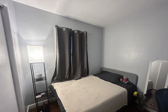 Bedroom - Quiet affordable room in a friendly house of 4