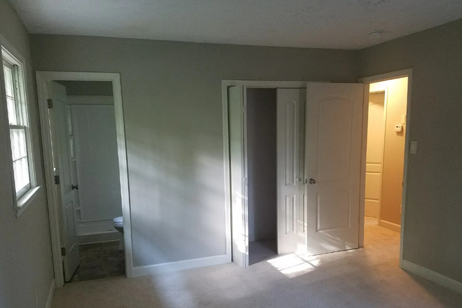 master bedroom with private bathroom - Peaceful, safe, no drama, 5.4 miles from marietta campus, excellent neighbors!!! House