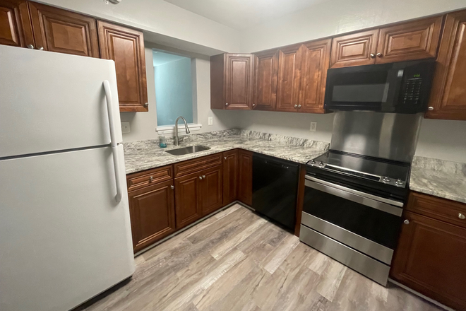 Kitchen (Ground Floor) - 3 Story Condo close to campus