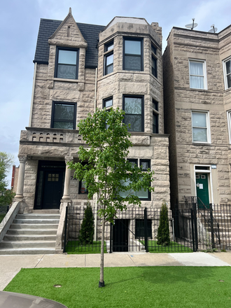 front of the biulding - 2750 W Wilcox str.Total gut geautiful gry stone,modern apartment.