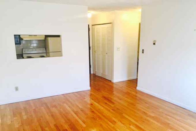 living - Fantastic location! minutes to redline, Porter/Davis sq, Harvard , laundry on site Apartments