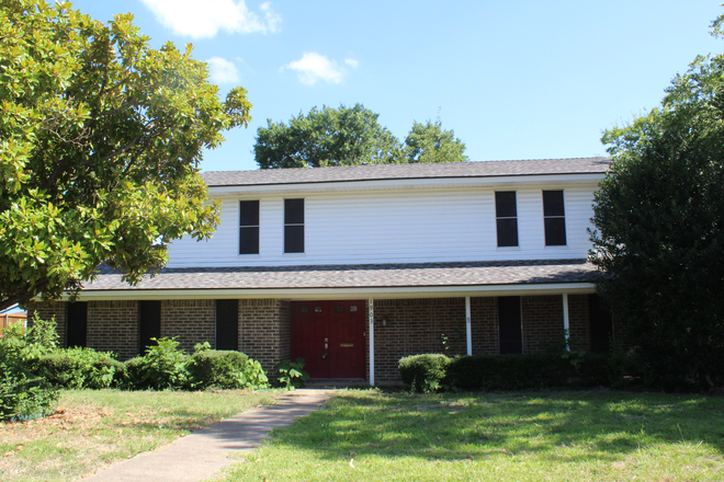 Front of the house - House close to UTD. Renovated and waiting for new tenants