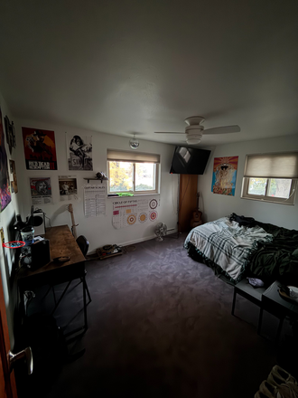 Upstairs bedroom. TV will stay. - House 5 minutes to Folsom