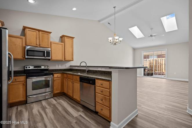 Kitchen - 🔥 1 ROOM LEFT - $750/ROOM + UTILITIES – ADJACENT TO CAMPUS – W/D + PARKING – AVAIL 8/1/26 Townhome