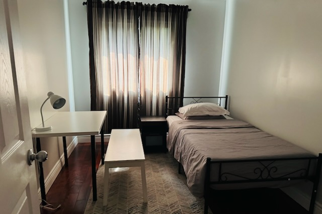 Private Bedroom - Private room for rent in a shared townhouse at Dundalk Drive