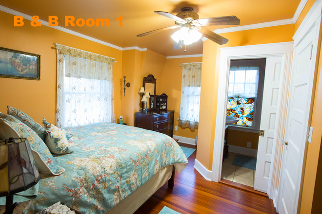 Room 1 Bed & Bath - Private bedroom and bath just off campus at 16 Campus Avenue House