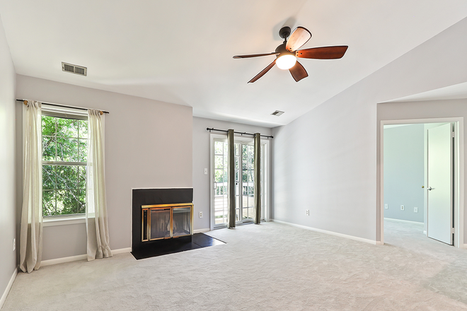 Spacious living room with vaulted ceiling - 2BR condo-Trinity Ct-Princeton