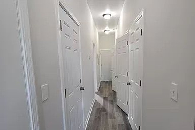 room - 1004 S OAKLEY BLVD Apartments
