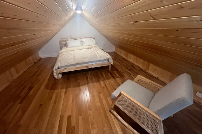 loft bedroom - Furnished One Bedroom Loft Apartment 1 Mile from Appalachian State University $1700 ALL INCLUSIVE