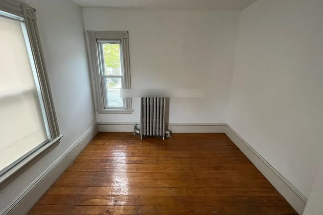 - - Close to Campus! Large Single Fam feat. 6 Beds, 2 Baths, Laundry & Parking Apartments