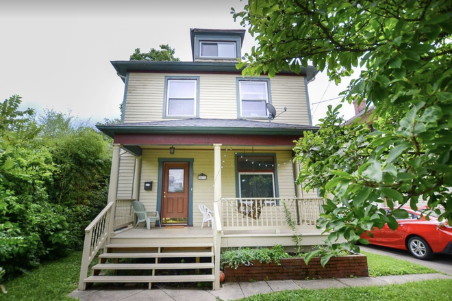 Front - Beautiful 5 Bedroom House With Large Yard Near Xavier