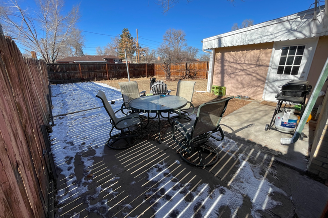 Backyard - Room in a 3BR/1BA 5 minutes from Anschutz Duplex