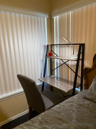 Desk and chair - Clean and comfortable room in Oviedo for a female roommate House