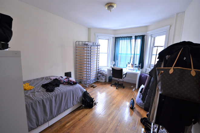 bedroom - large 2 separate Bedrooms in a split with Breakfast bar walk to Campus 9/1