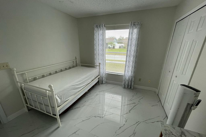 Bedroom 1 - 2 Bedrooms, single family house, 7 mins from campus