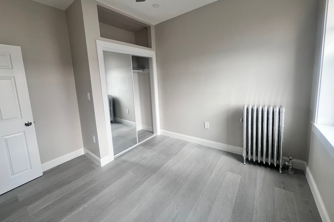 Bedroom - Renovated 2 bed on Burbank st. 3 mins to school Apartments