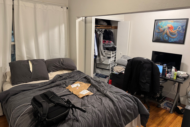 Bedroom available for sublet - Mission Hill Sublet 5 Bed 3 Bathroom Duplex with AC