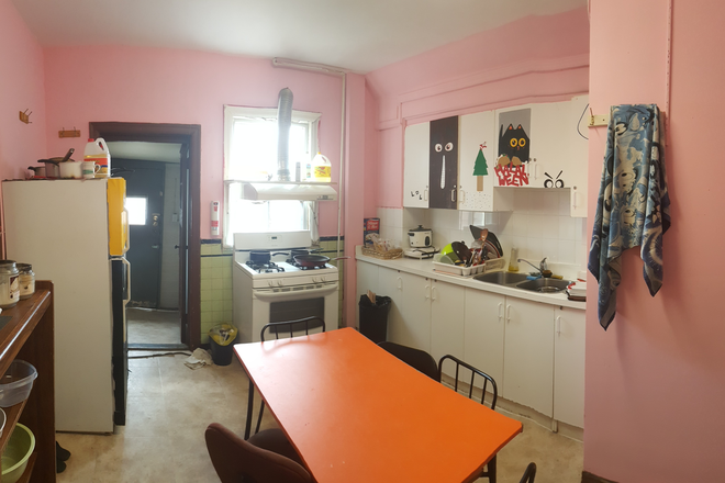 Main Floor Kitchen - Huron & College ( M5T 2B6 ) House