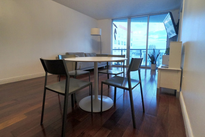 Living and dinning area - Luxury condominium located in Brickell Financial District