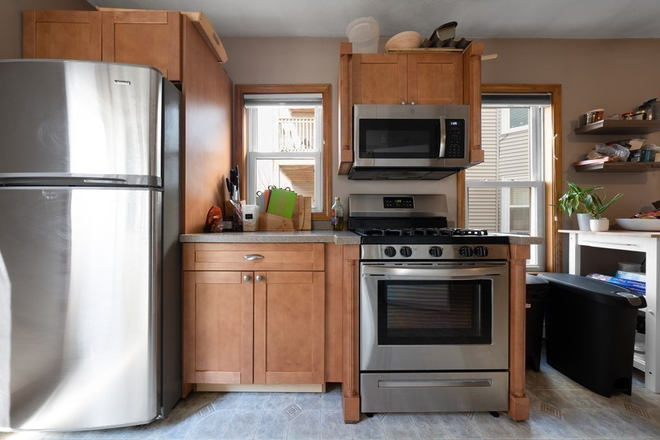 . - Great 2 bed/1 bath with parking and private deck! Avail NOW!!!