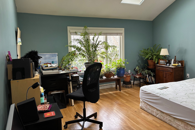 Bedroom - Perfect for Pianist and Musicians/Large room in home w/piano