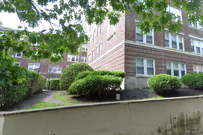 Visit hubrealtyproperties.com - Large one bedroom in stately building, on Chiswick Rd T stop green line Apartments