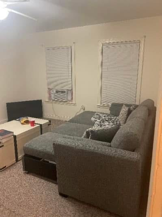 Floor 2 bedroom or livingroom - Cottage Street- walk to campus and train! Duplex